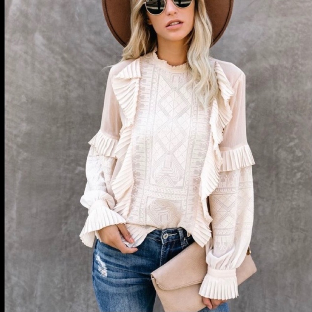 *NWT* Gorgeous Vici embroidered ruffle blouse